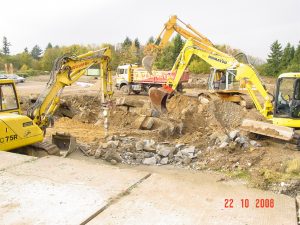 Mehrere Bagger zum Verladen und Abbrechen