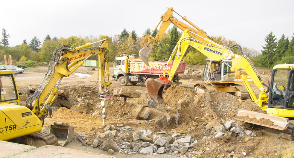 Mehrere Bagger zum Verladen und Abbrechen