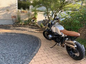 Motorrad Scrambler Naked Bike BMW auf Pflasterfläche